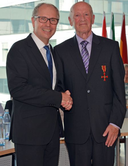 Mit viel Herzblut, Sachverstand und Zeit engagierte sich Konrad Dirksmeyer (links im Bild) für die Menschen seiner Heimatgemeinde. Für dieses ehrenamtliche Engagement erhielt er das Verdienstkreuz am Bande der Bundesrepublik Deutschland aus den Händen von Landrat Manfred Müller (rechts im Bild). Bildnachweis: Amt für Presse- und Öffentlichkeitsarbeit, Kreis Paderborn, Meike Delang   Bundesverdienstkreuz für Konrad Dirksmeyer